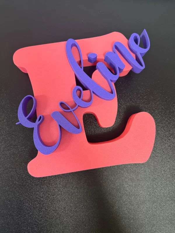 decor-3d-litere-volumetrice-personalizate-cu-nume Detaliu din profil cu litere volumetrice personalizate cu nume, evidențiind textul scos în relief
