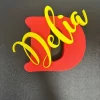 litere-volumetrice-personalizate-cu-nume-delia Decor 3D din litere volumetrice personalizate cu nume, modelul Delia cu inițială roșie și text galben