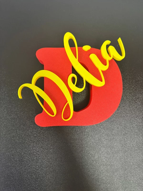 litere-volumetrice-personalizate-cu-nume-delia Decor 3D din litere volumetrice personalizate cu nume, modelul Delia cu inițială roșie și text galben