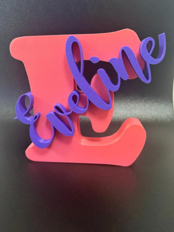 litere-volumetrice-personalizate-cu-nume-eveline Litere volumetrice personalizate cu nume, model Eveline în culorile roz și mov, așezate pe o suprafață plană