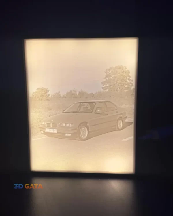 tablou-luminos-personalizat-cadou-aniversare Vedere laterală lampă foto personalizată cu sistem de iluminare inclus